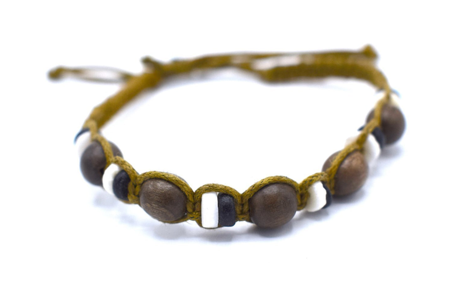 Pärlarmband med bruna, svarta och vita pärlor –  produktbild – Hiprock