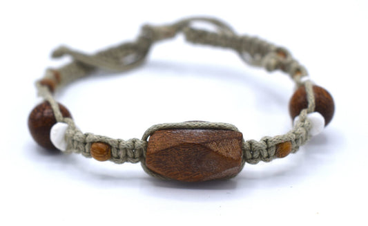 Pearl bracelet with wooden beads
