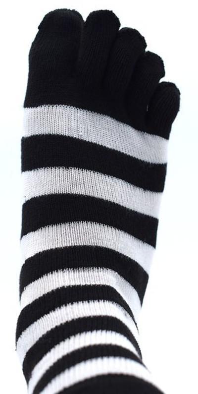 Raidalliset varvassukat musta/valkoinen