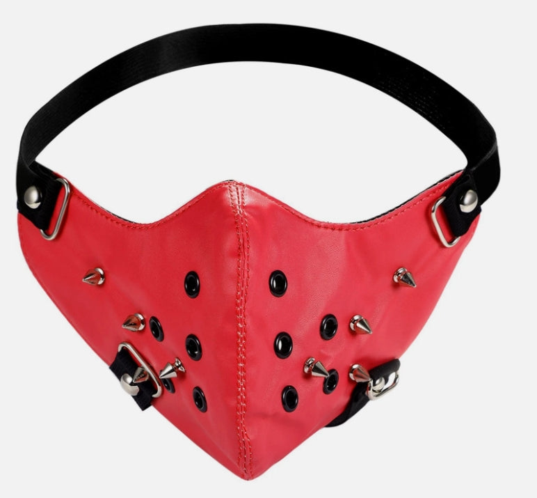 Röd lädermask med nitar och andningshål