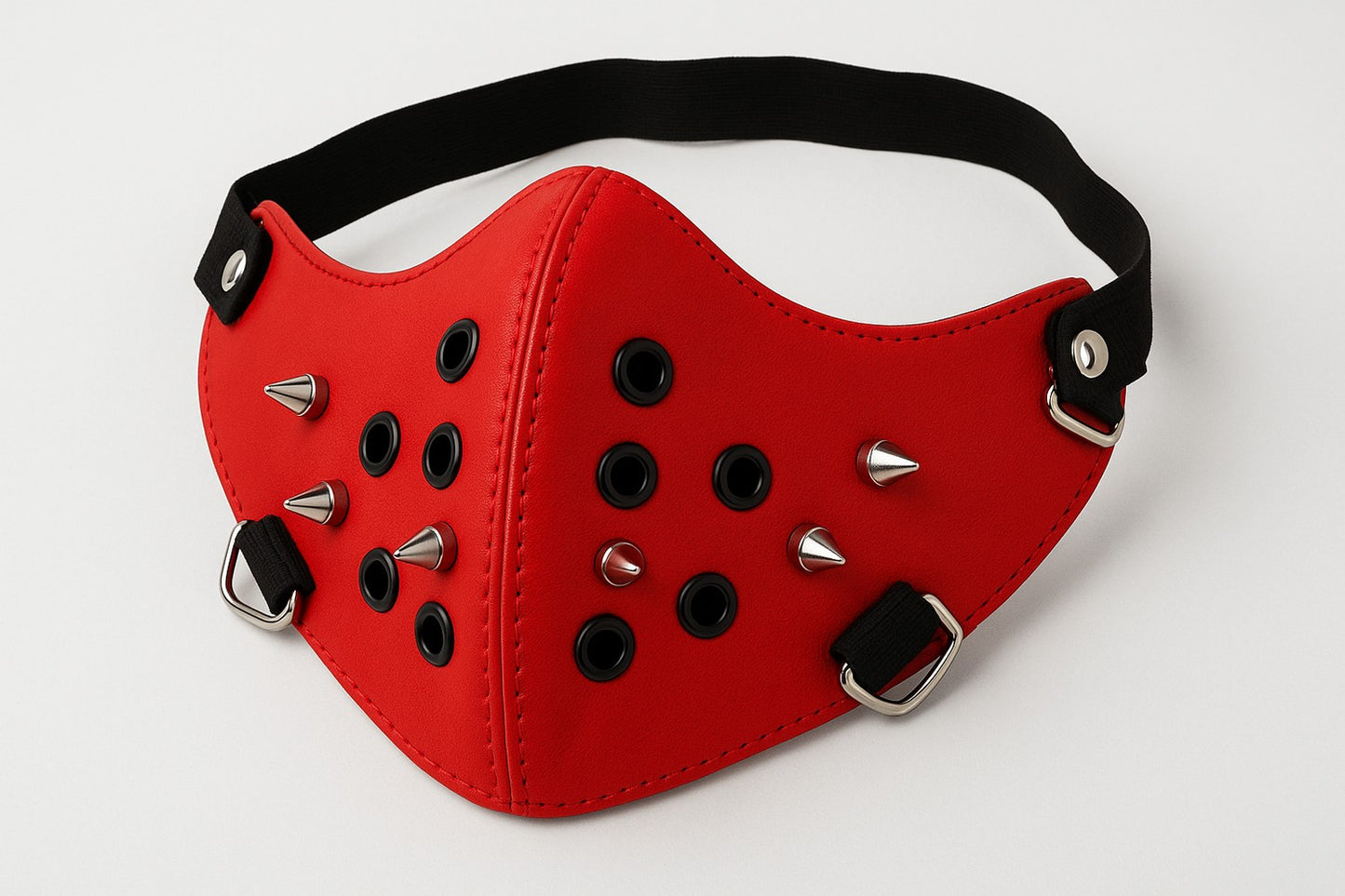 Röd lädermask med nitar och andningshål