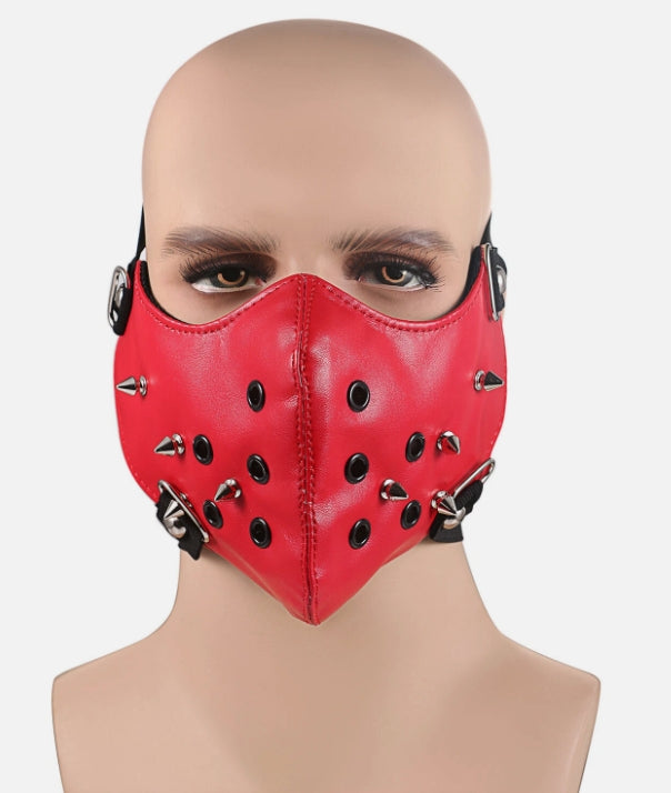 Röd lädermask med nitar och andningshål