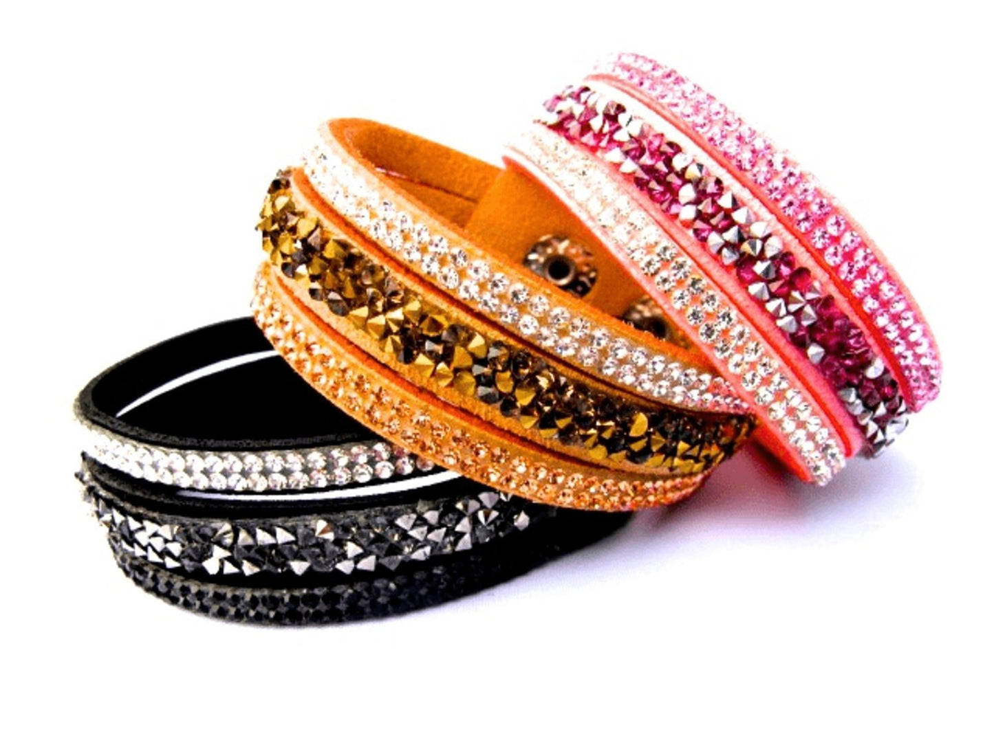 Vaaleanpunainen nahkainen rannekoru kristalleilla