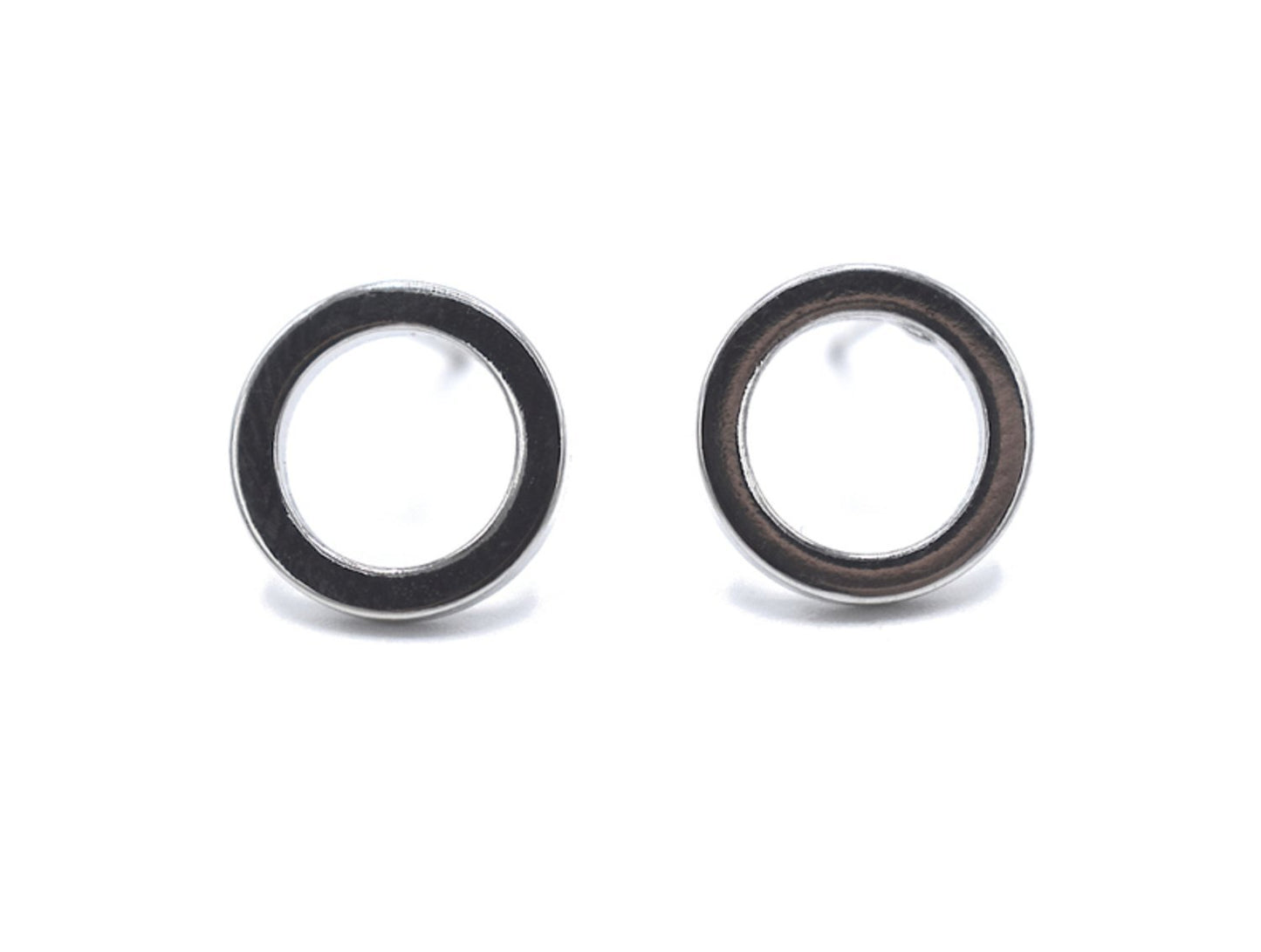 Silverfärgade cirkel örhängen –  produktbild – Hiprock