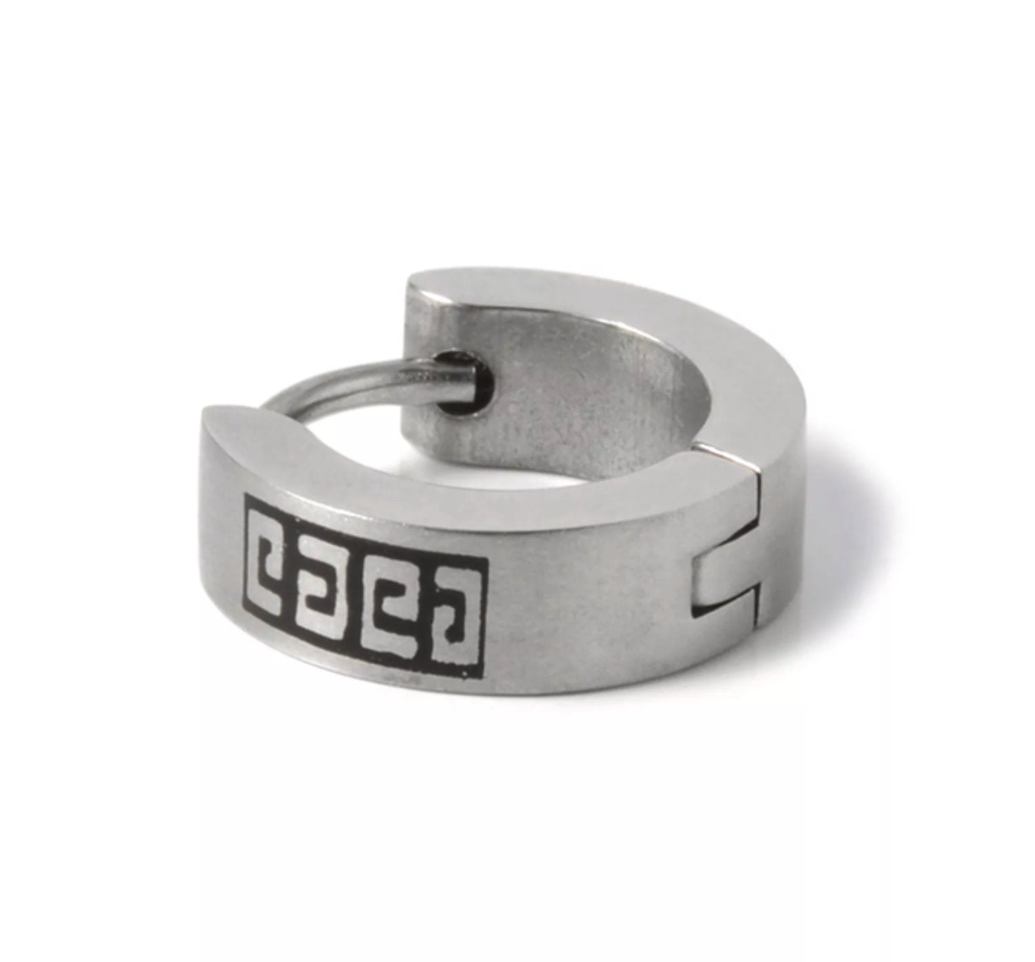 Silverfärgade örhängen med mönster –  produktbild – Hiprock