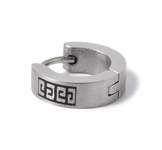 Silverfärgade örhängen med mönster –  produktbild – Hiprock