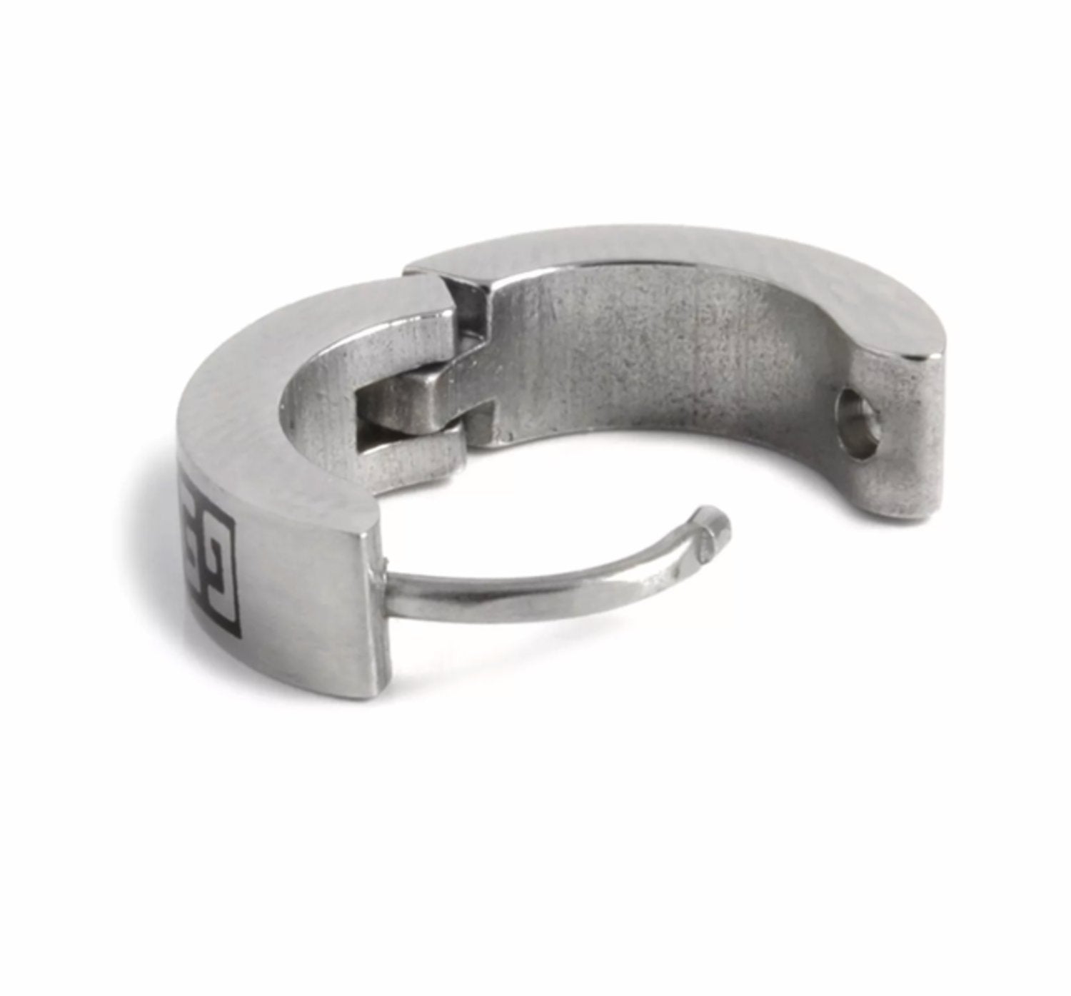 Silverfärgade örhängen med mönster –  produktbild – Hiprock