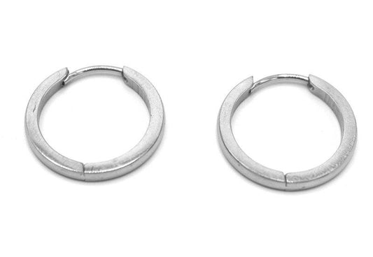 Silverfärgade ringörhängen –  produktbild – Hiprock