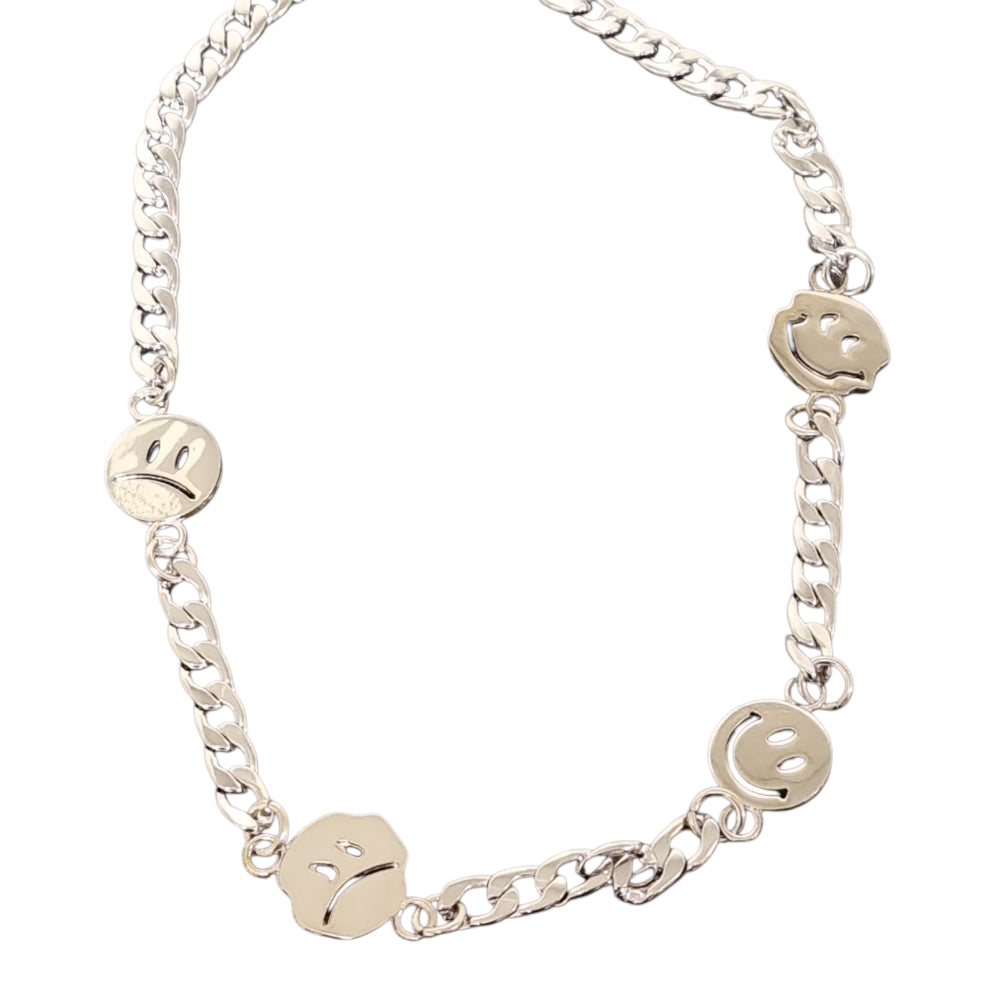 Silverfärgad kedjehalsband  Smiley –  produktbild – Hiprock