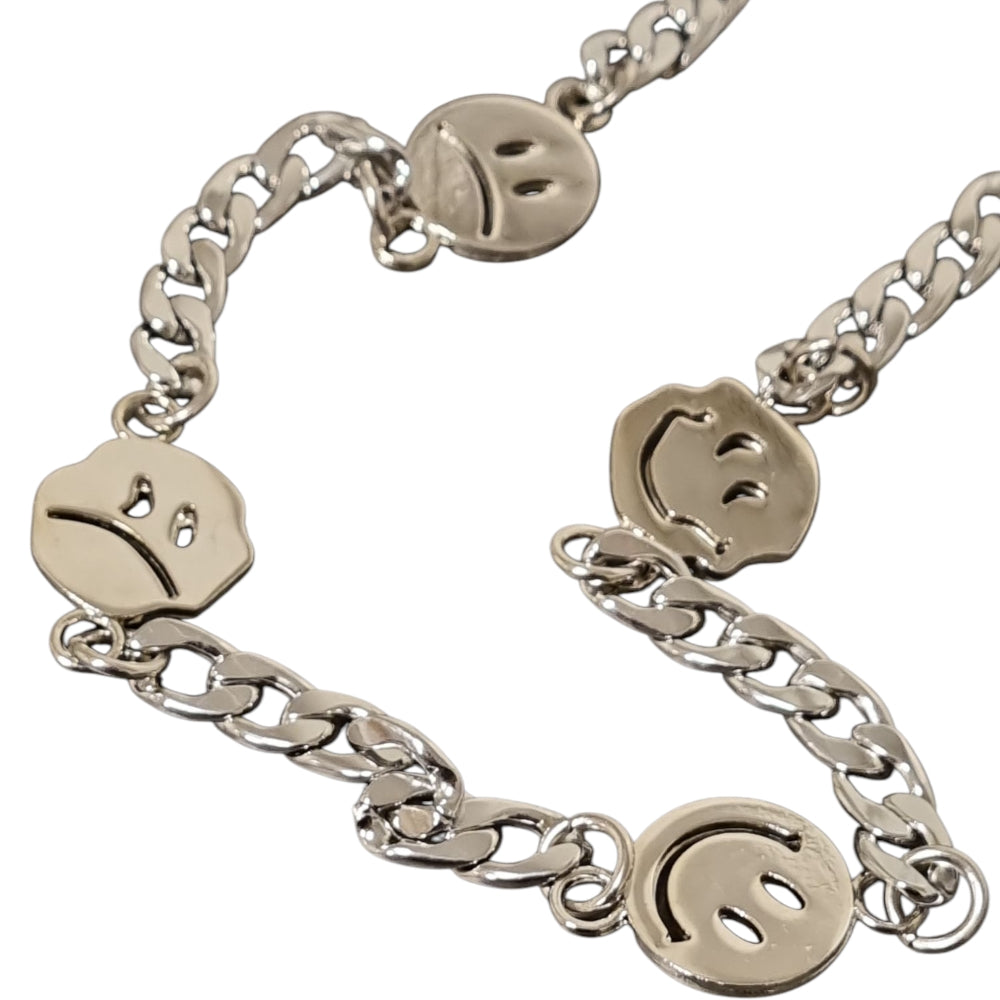 Silverfärgad kedjehalsband  Smiley –  produktbild – Hiprock