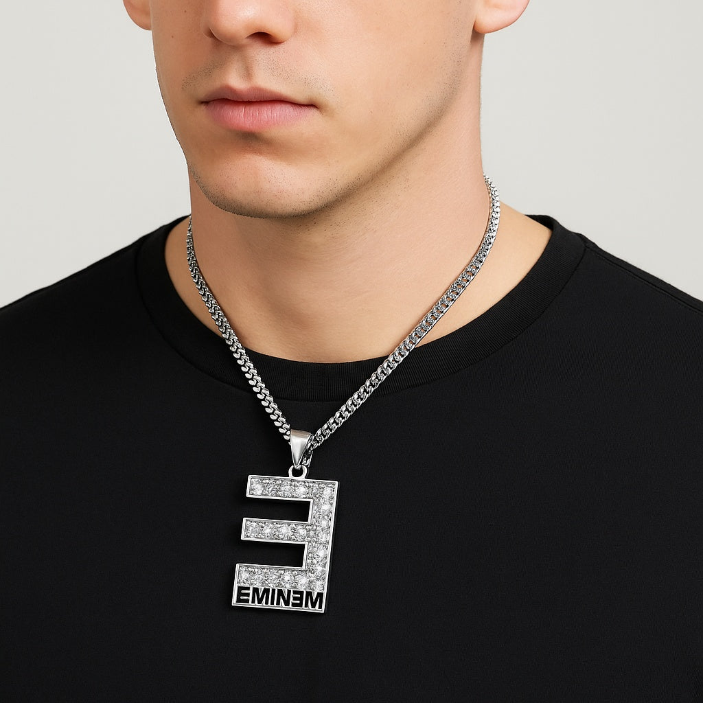 Silverfärgat halsband med Eminem-hänge