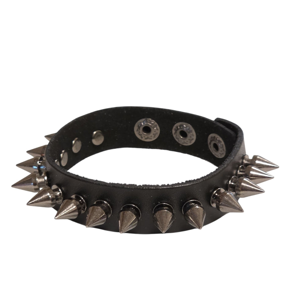 Smalt svart läderarmband med konformade spikes – justerbar