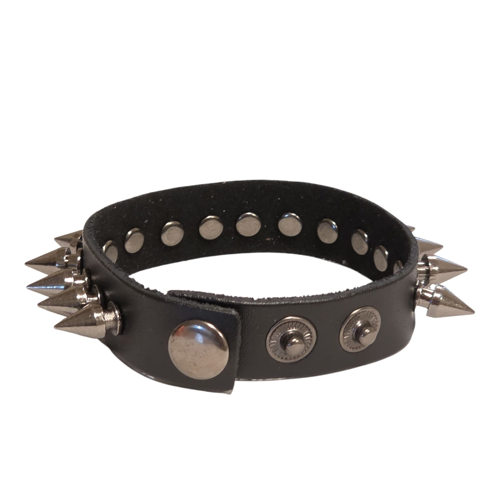 Smalt svart läderarmband med konformade spikes – justerbar