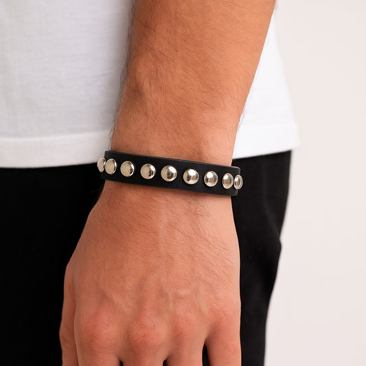 Smalt svart läderarmband med silvernitar – justerbar