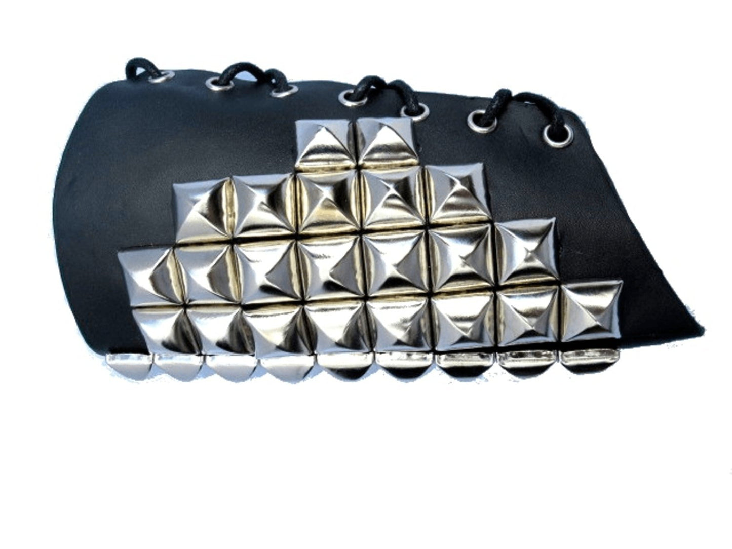 Stort läderarmband med pyramid nitar