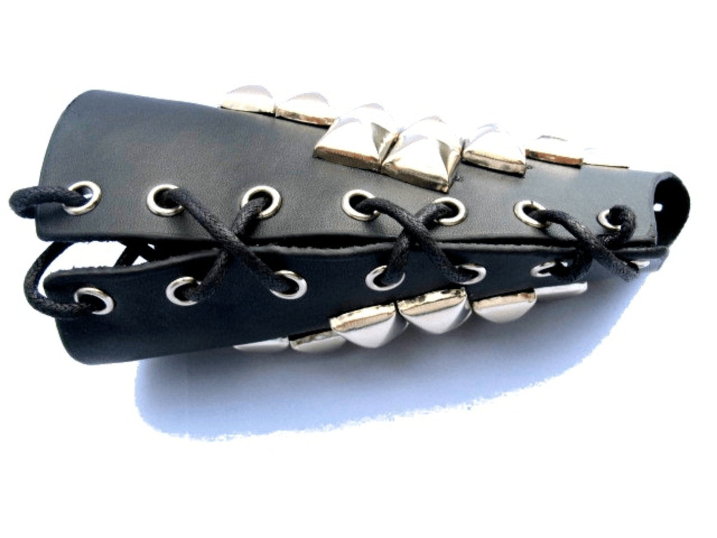 Stort läderarmband med pyramid nitar