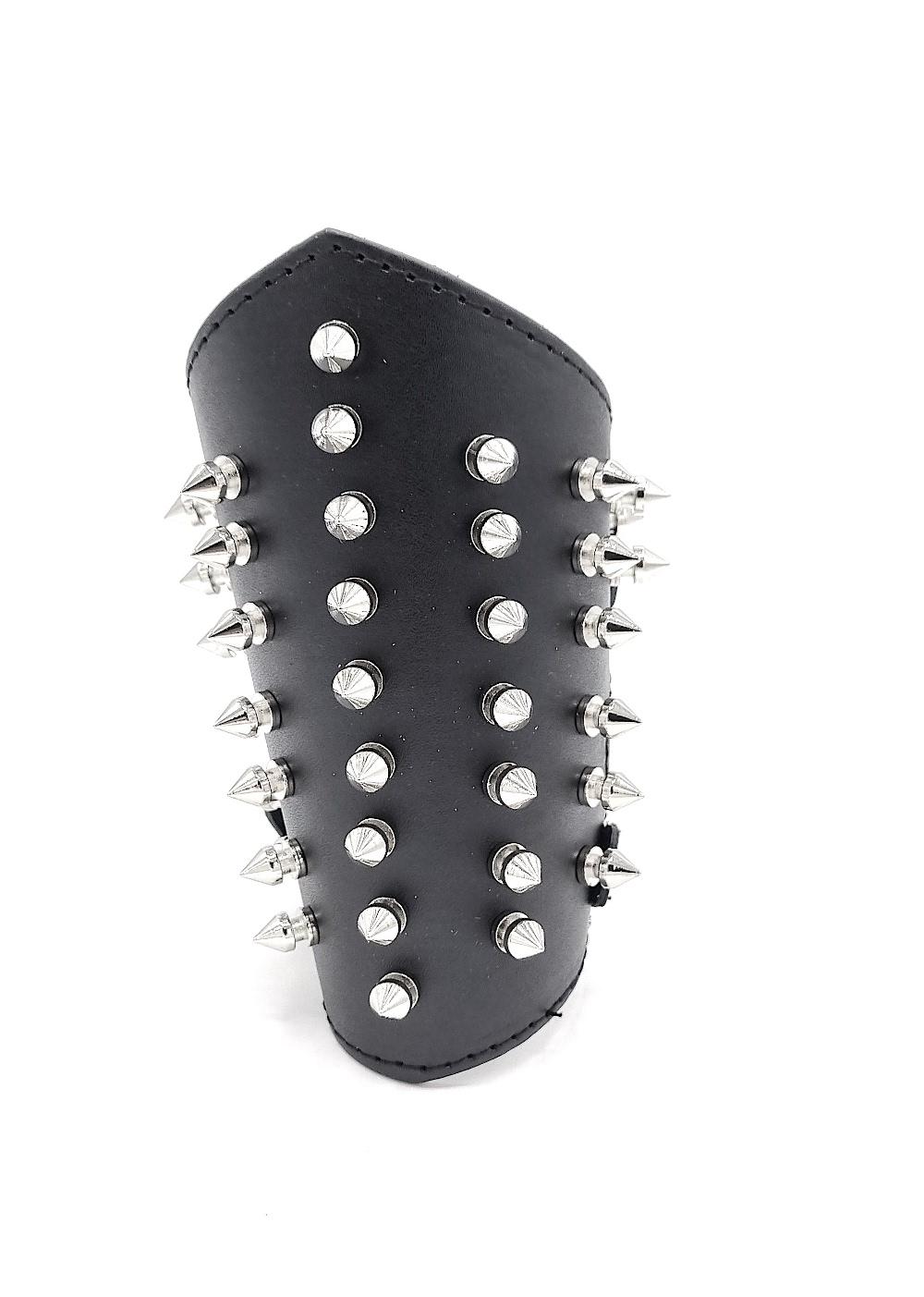 Stort nitarmband med spetsiga nitar