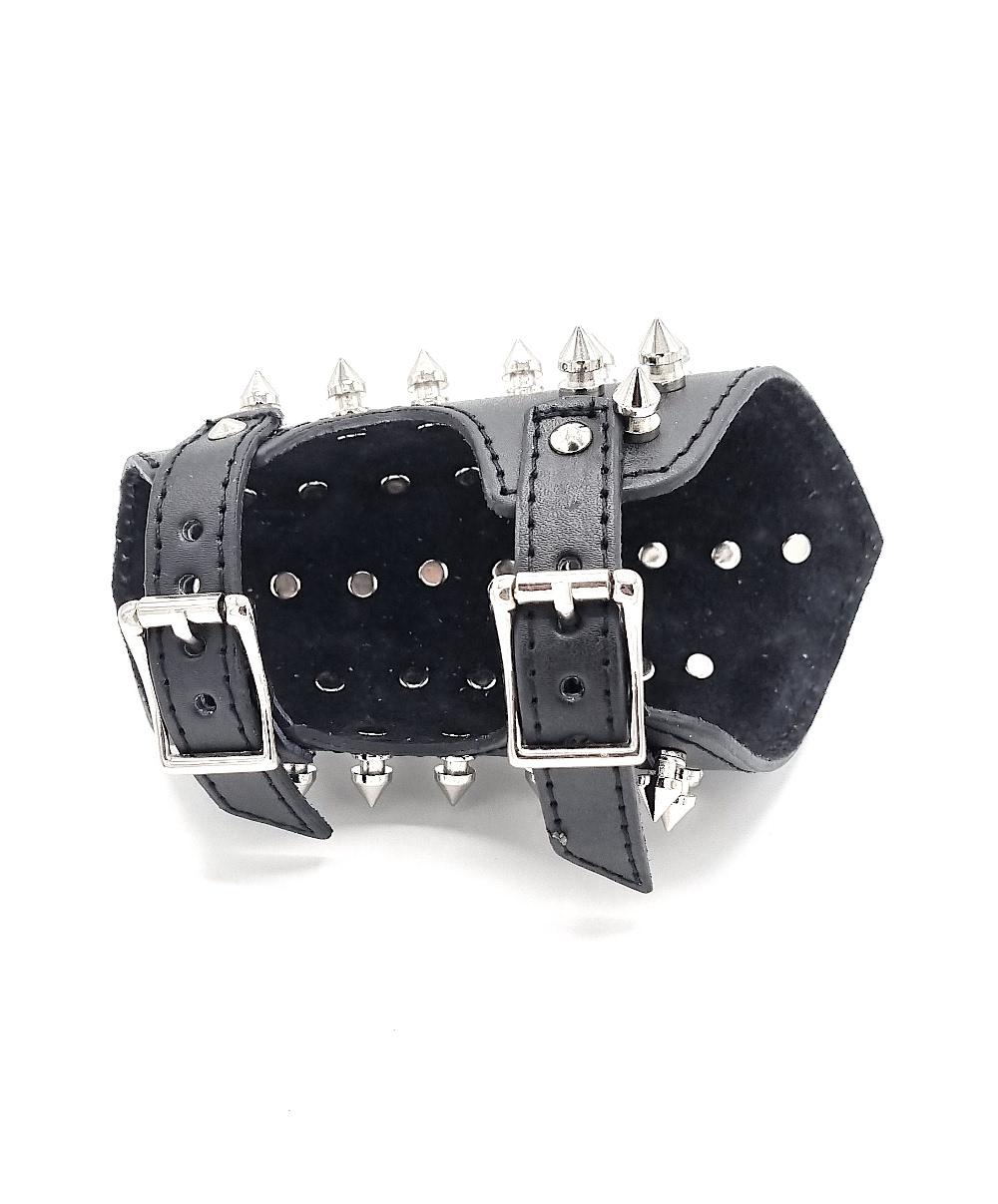 Stort nitarmband med spetsiga nitar