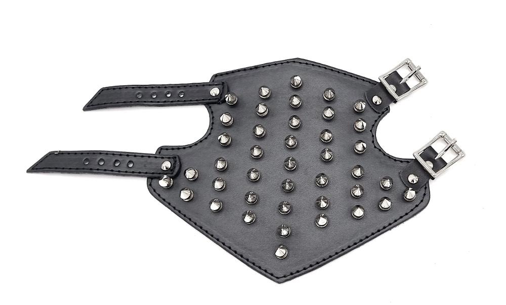 Stort nitarmband med spetsiga nitar