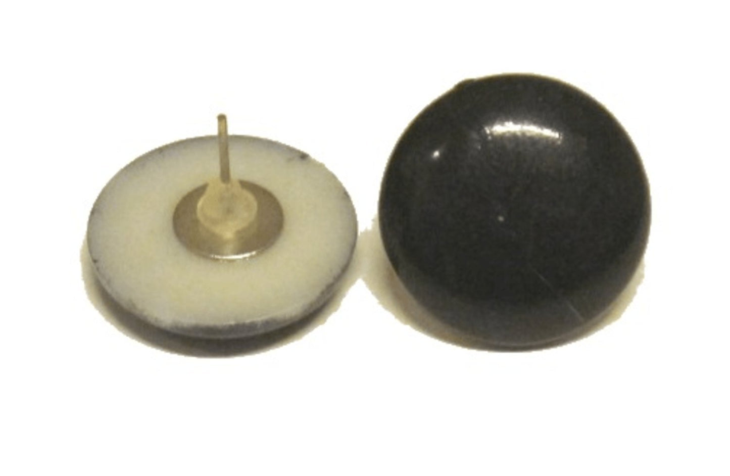 Svarta knappörhängen