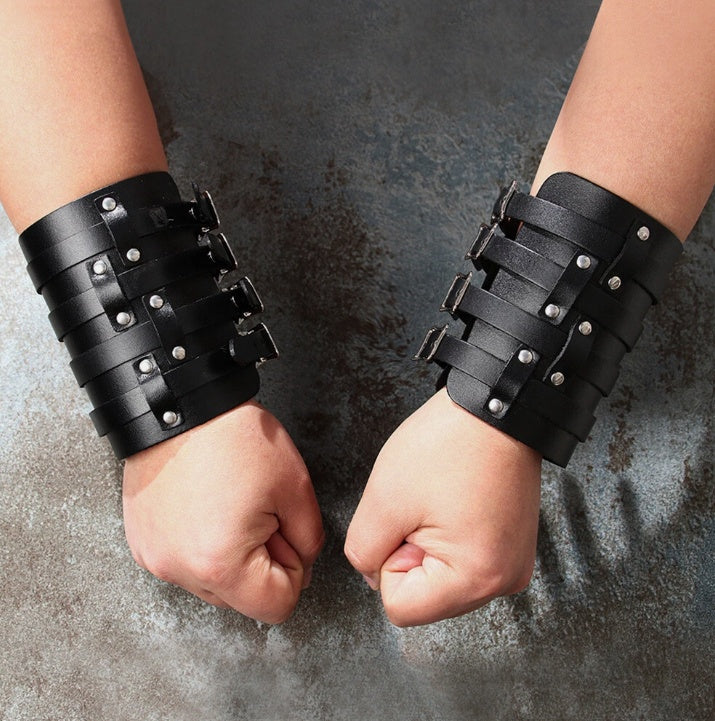 Svarta läderarmband med spännen – justerbara breda manschetter