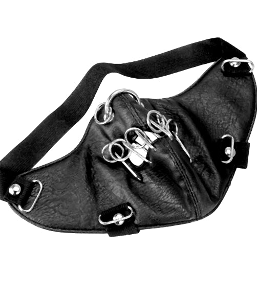 Svart ansiktsmask i konstläder med O-ringar & stavar (justerbar)