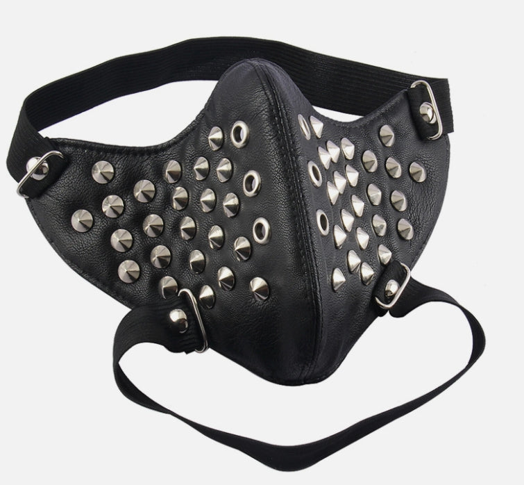 Svart ansiktsmask i konstläder med konformade nitar (justerbar, unisex)