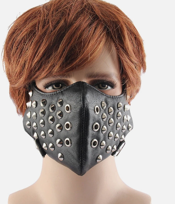 Svart ansiktsmask i konstläder med konformade nitar (justerbar, unisex)