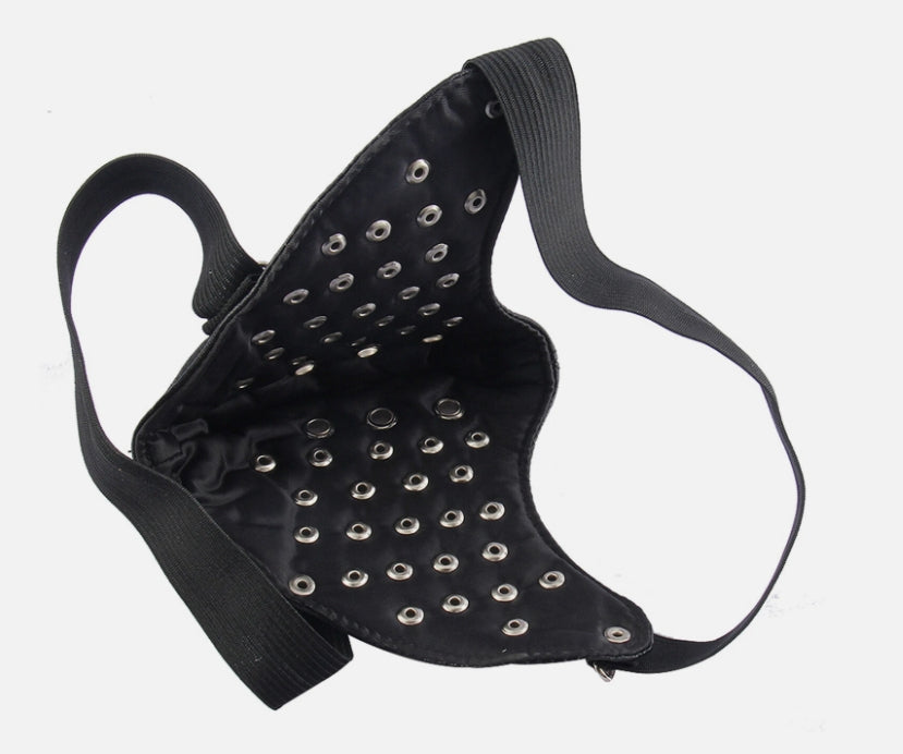 Svart ansiktsmask i konstläder med konformade nitar (justerbar, unisex)