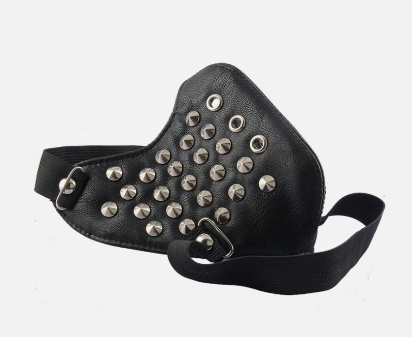 Svart ansiktsmask i konstläder med konformade nitar (justerbar, unisex)