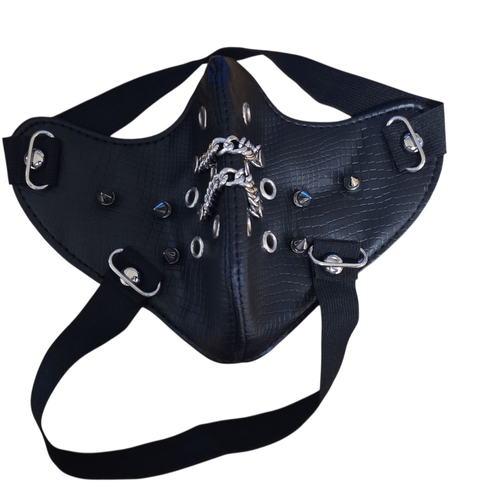 Svart ansiktsmask i reptilstruktur med kedjor, spikes & öljetter