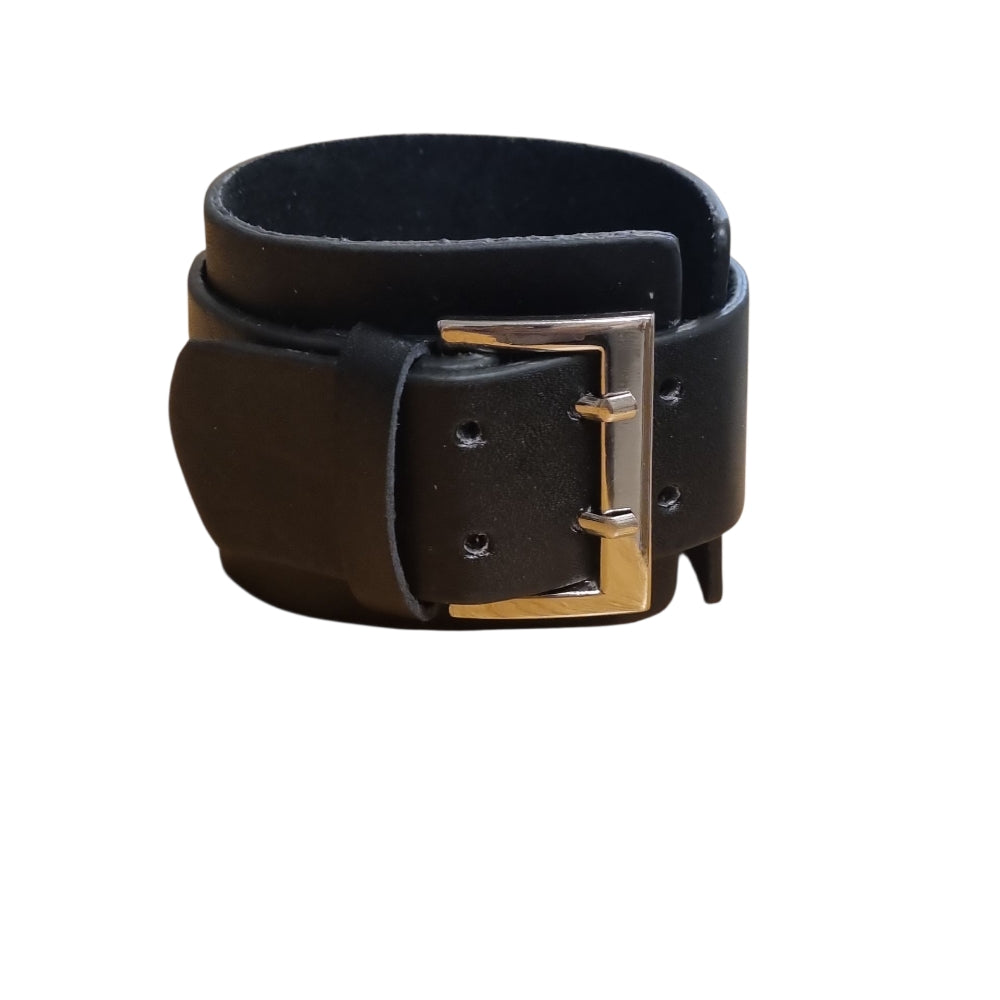 Svart armband med bred design och metallspänne