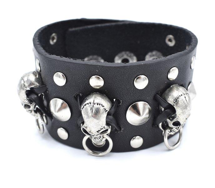 Svart armband med dödskallar och runda nitar –  produktbild – Hiprock