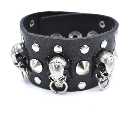 Svart armband med dödskallar och runda nitar –  produktbild – Hiprock
