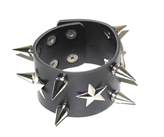 Svart armband med nitar