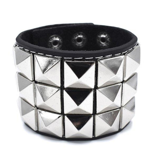 Svart armband med nitar