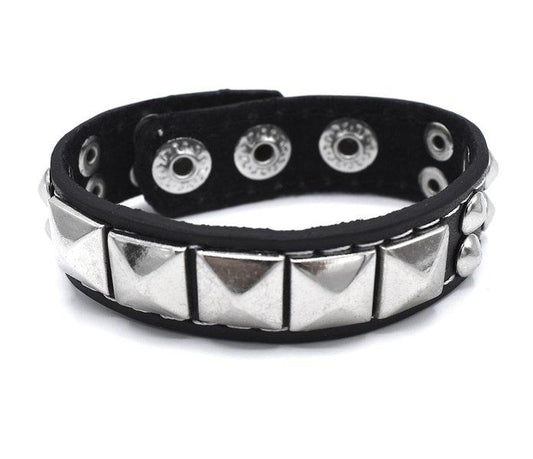 Svart armband med runda och Pyramid nitar