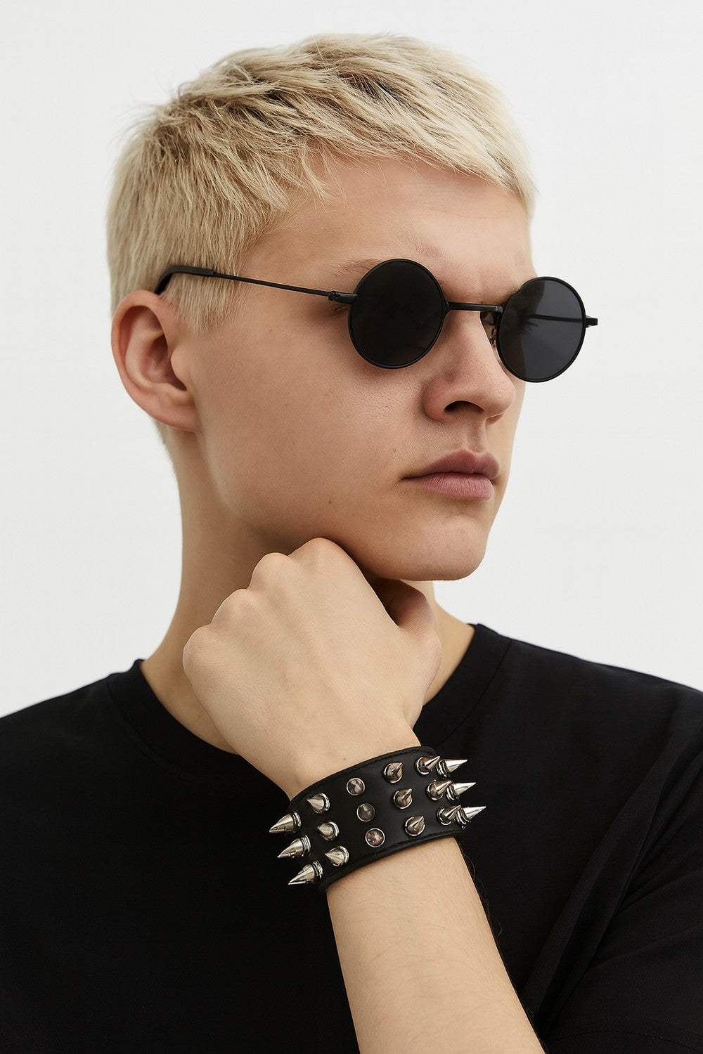 Svart armband med spetsiga nitar