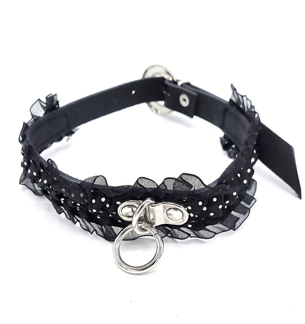 Svart halsband med prickigt tyg volang och ring - Bondage –  produktbild – Hiprock