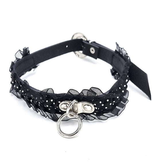 Svart halsband med prickigt tyg volang och ring - Bondage –  produktbild – Hiprock