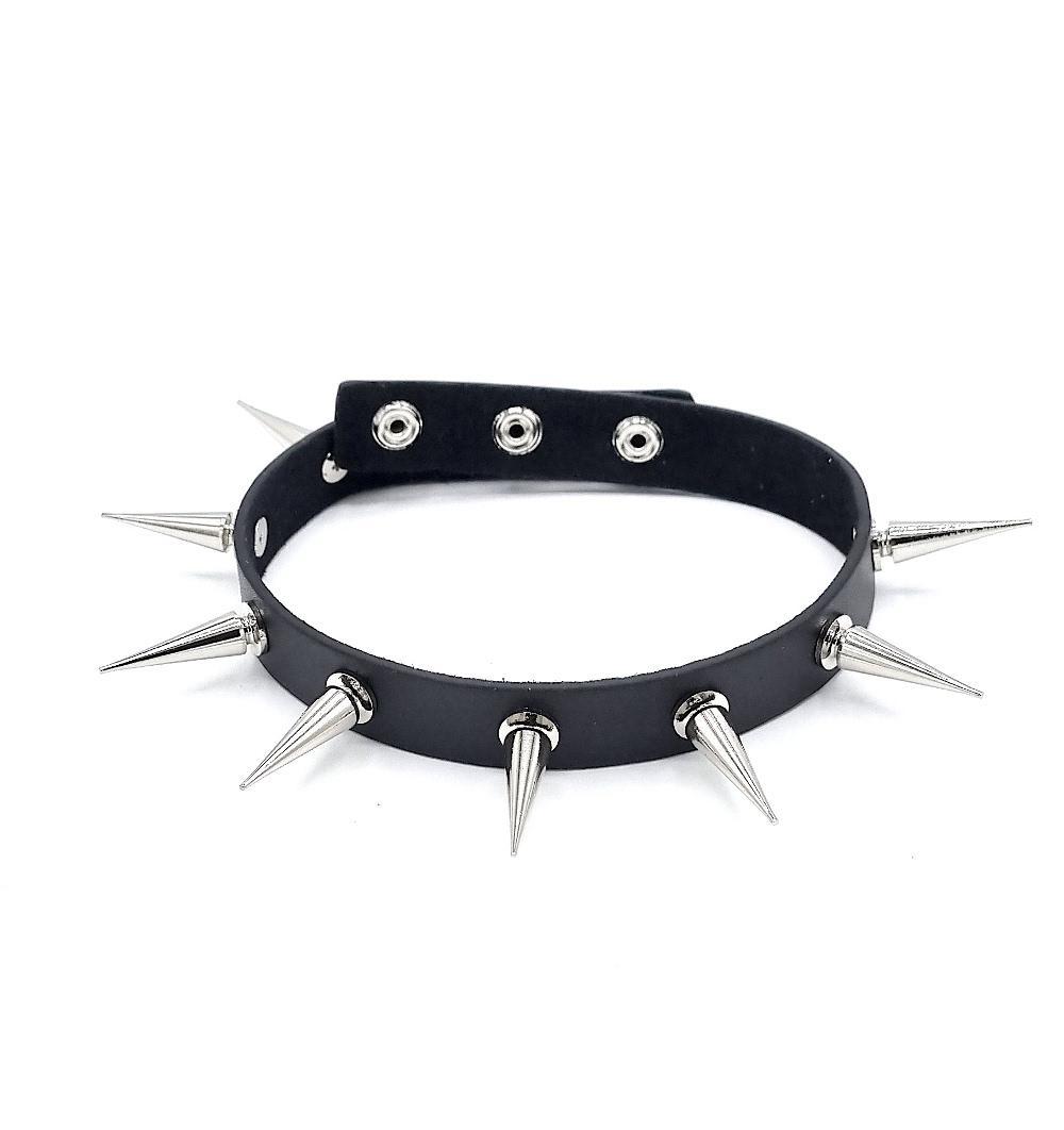 Svart halsband med silverfärgade nitar - Bondage –  produktbild – Hiprock