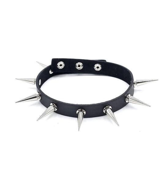 Svart halsband med silverfärgade nitar - Bondage –  produktbild – Hiprock