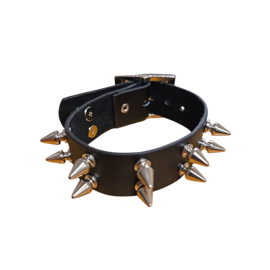 Svart läderarmband med dubbla rader konformade spikes