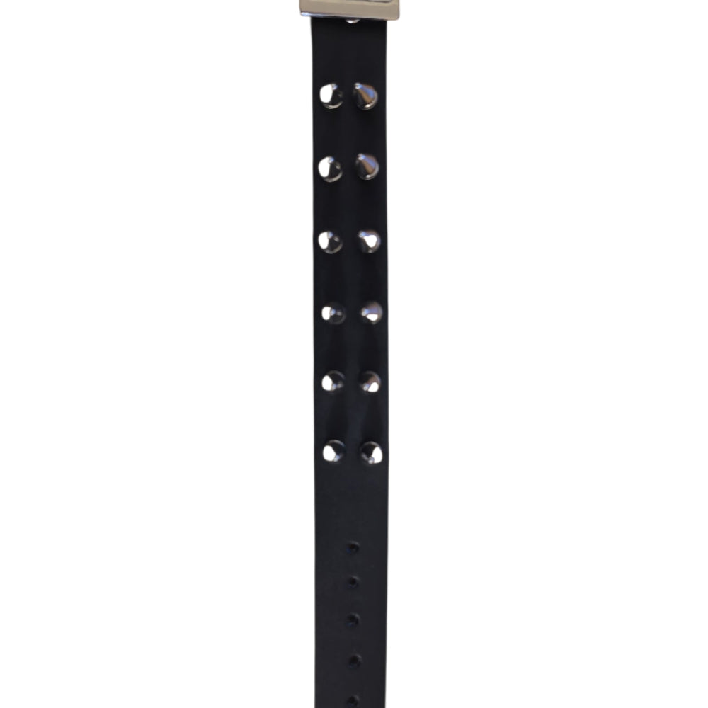 Svart läderarmband med dubbla rader konformade spikes