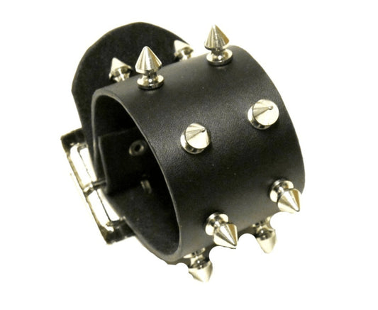 Svart läderarmband med kon nitar