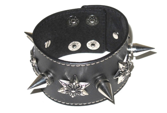 Svart läderarmband med nitar