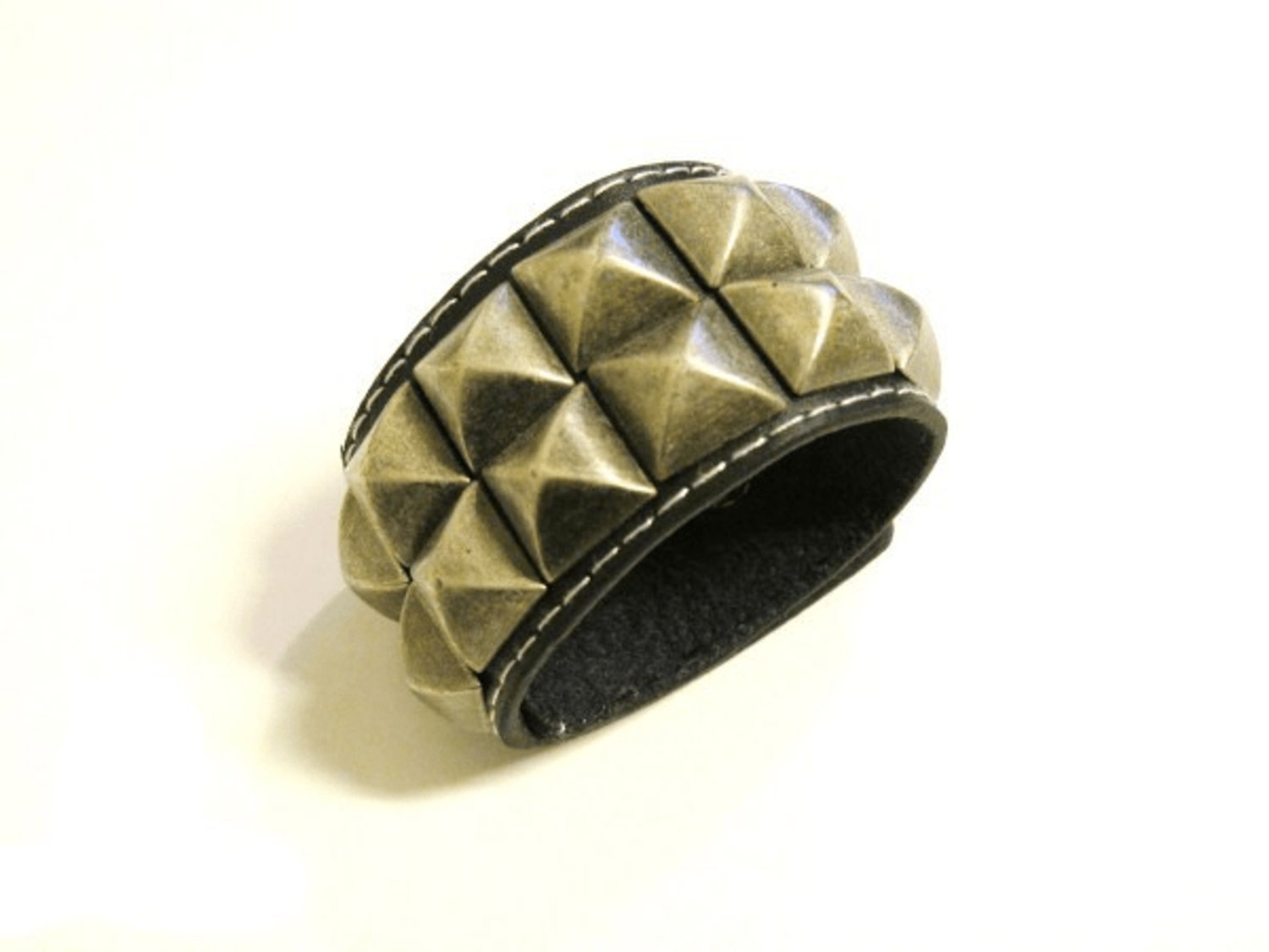 Svart läderarmband med pyramidnitar - 2 rad –  produktbild – Hiprock