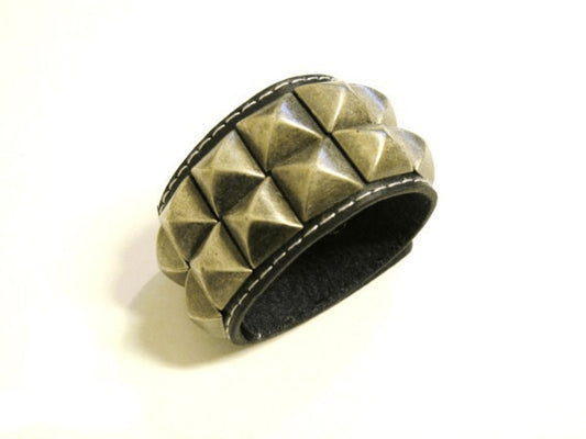 Svart läderarmband med pyramidnitar - 2 rad –  produktbild – Hiprock