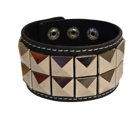 Svart läderarmband med pyramidnitar