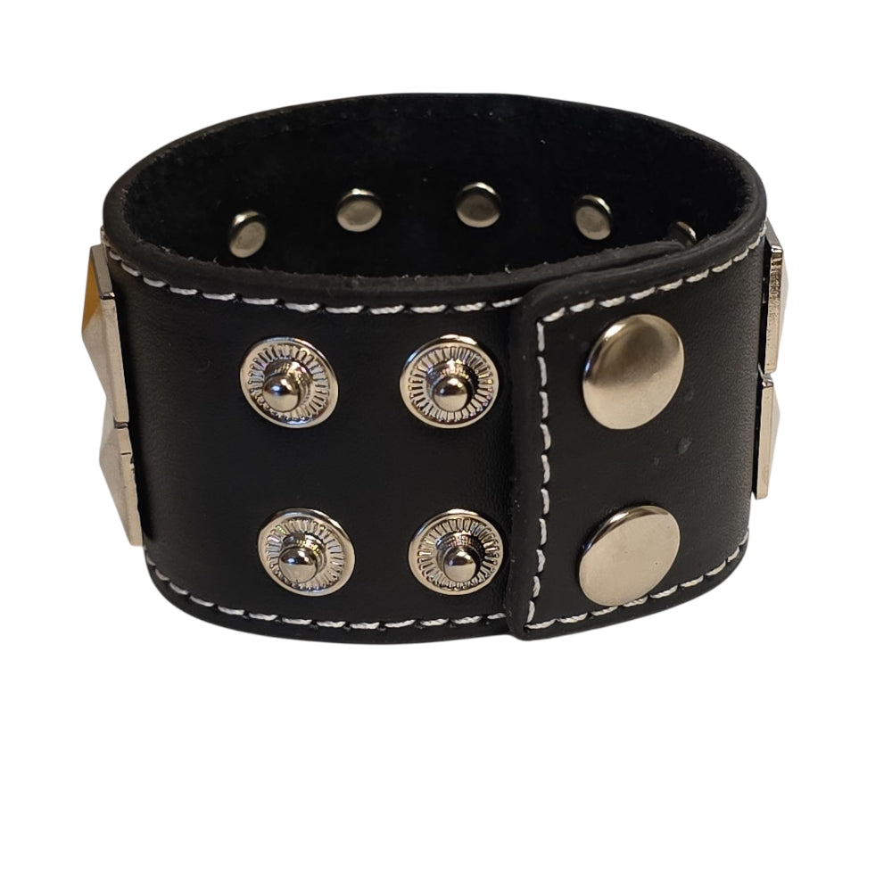 Svart läderarmband med pyramidnitar